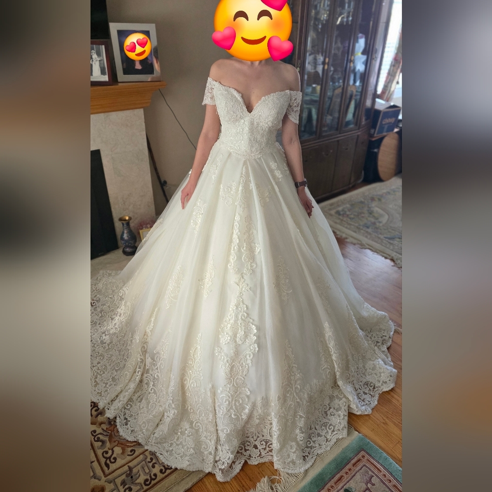Elegant Off-Shoulder Lace Wedding Dress